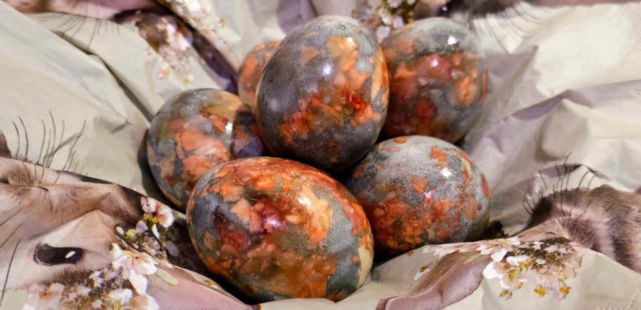 Bojanje jaja za Uskrs: Evo kako dobiti pisanice obojane čajem i lukom