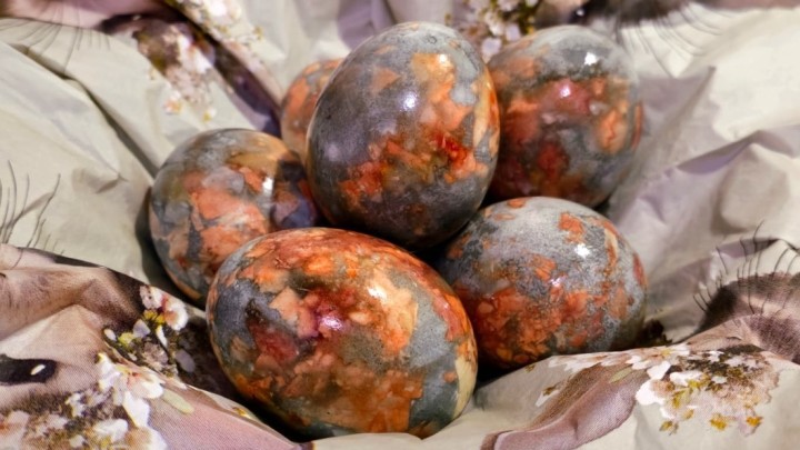 Bojanje jaja za Uskrs: Evo kako dobiti pisanice obojane čajem i lukom