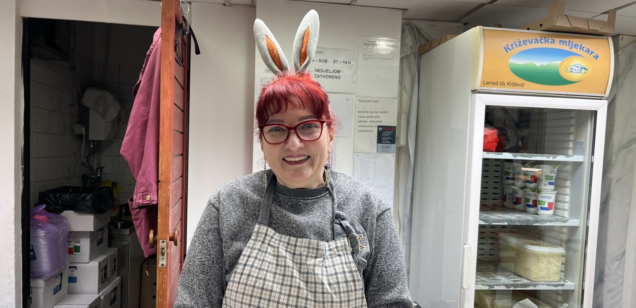 Foto dana: Simpatična prodavačica Snježana sa zgodnim detaljem na glavi