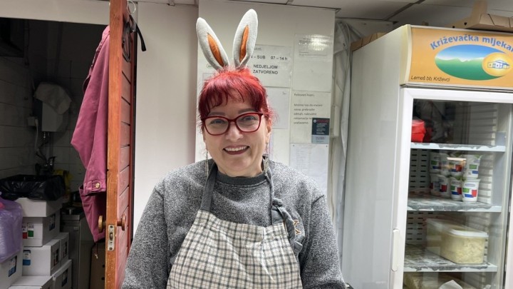 Foto dana: Simpatična prodavačica Snježana sa zgodnim detaljem na glavi