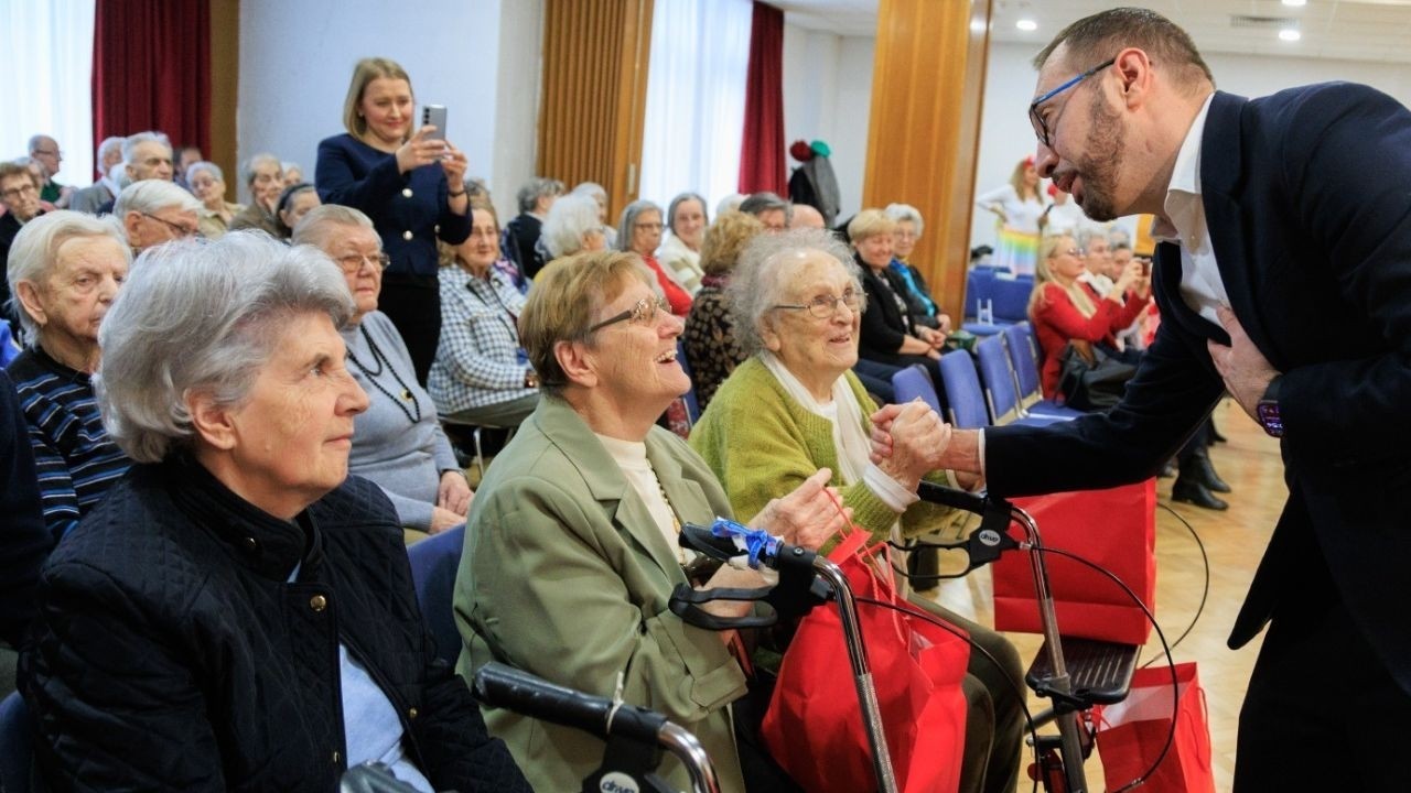 Zagreb darovao 4.000 umirovljenika za Uskrs: Dobili su pakete hrane i kozmetike