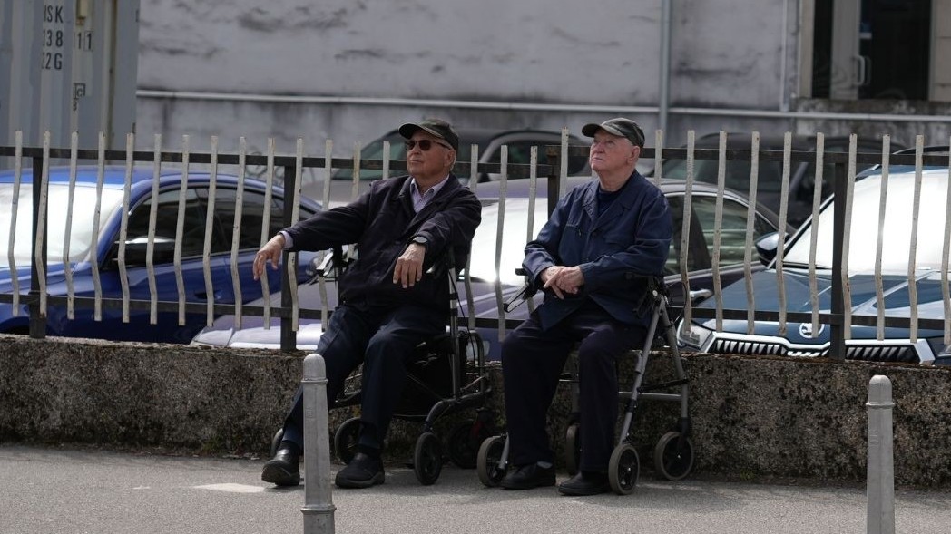 Foto dana: Umirovljenici Franjo i Drago pomno prate rušenje Vjesnikovog nebodera