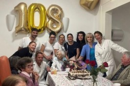Foto dana: Umirovljenica Hilda proslavila 108. rođendan u domu