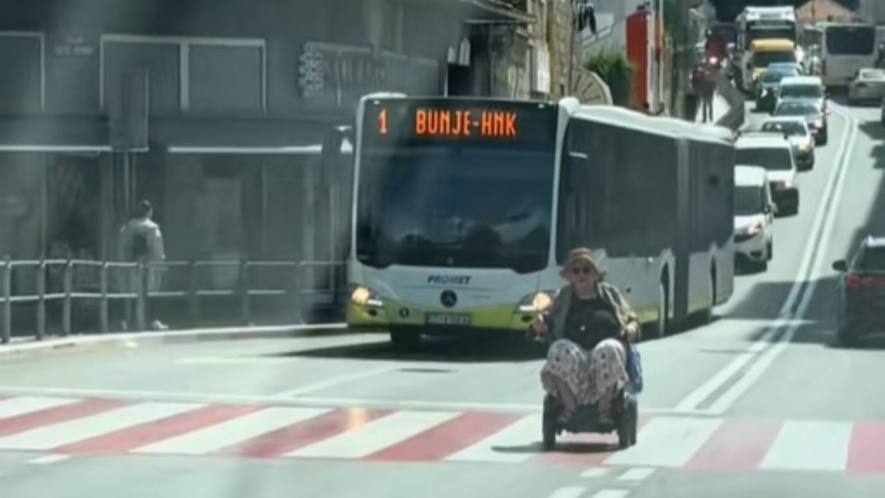 Samo u Splitu: Gospođa na invalidskim kolicima uključila se u promet