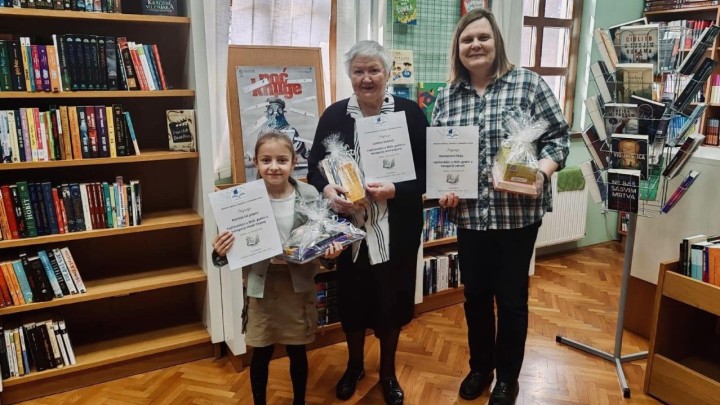 Foto dana: 'Svoju strast prema čitanju Ljubica njeguje i u 77. godini života'