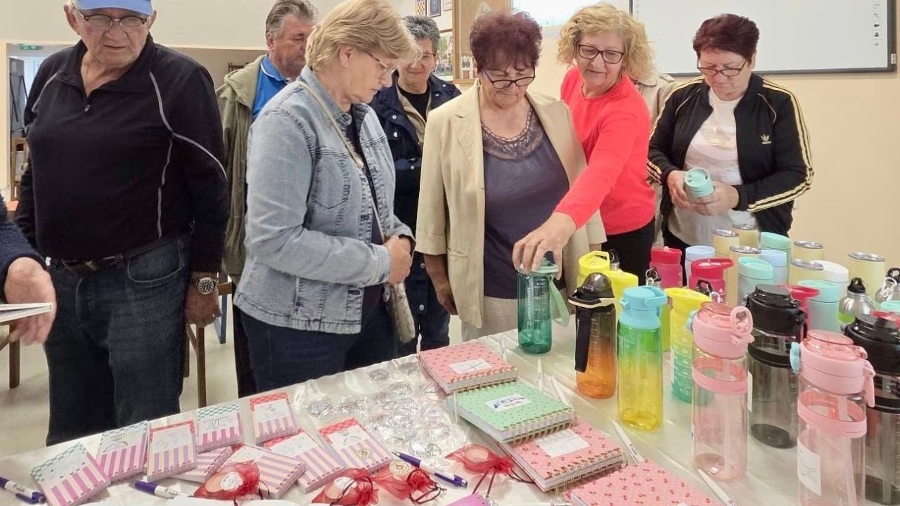 Umjetnička djela umirovljenika pretvorena u uspomene: Izradili 'Slike koje se nose' doma