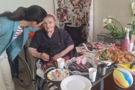 Foto dana: Umirovljenica Ana proslavila veliki 90. rođendan u Domu za starije