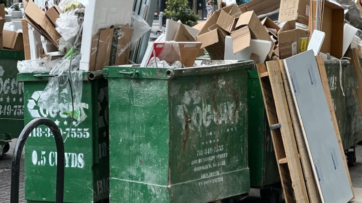 Umirovljenik ostavio umivaonik kraj smeća u želji da ga netko uzme: Završio na sudu