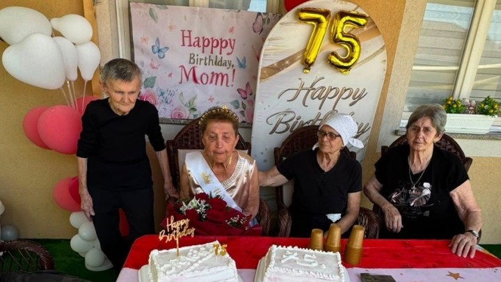 Foto dana: Umirovljenica Dragica u dobrom društvu proslavila 75. rođendan