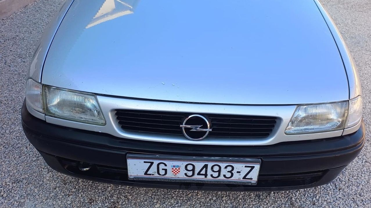 Umirovljenik prodaje staru Opel Astru: Auto star četvrt stoljeća vozio samo po gradu