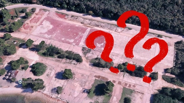 Bivša zona ratnih aviona u Istri danas je omiljena plaža, a na starim crvenim pločicam planira se hotel