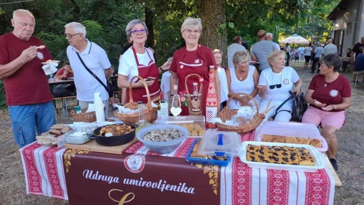 Tradicionalna jela u Orahovici: 'Kuhao se pileći paprikaš i pripremale langošice'