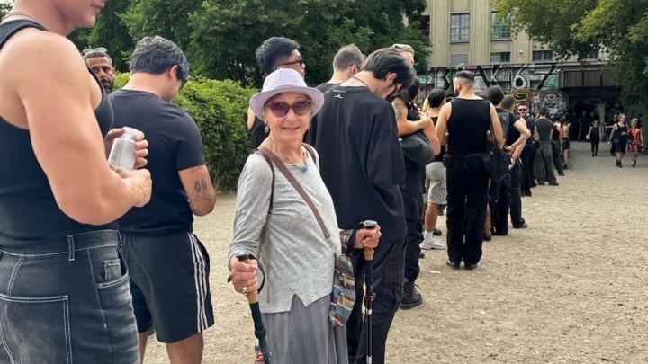 Foto dana: Starija turistica stala u red za upad u kultni berlinski klub