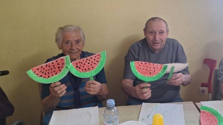 Foto dana: Umirovljenici u domu izrađivali lubenice i školjke od papirnatih tanjura