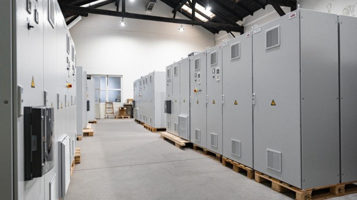 Hrvatska elektroinstalaterska tvrtka kreće raditi na novim AI centrima, zapošljavaju ove majstore