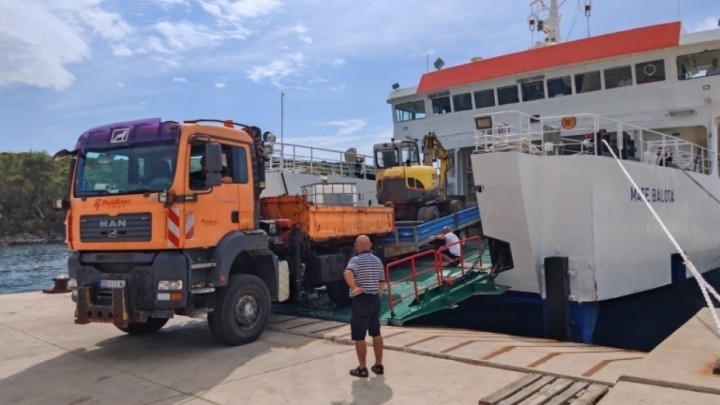Galerija: Strojevi preko mora stižu na otok, asfaltira se veza bez koje dva naselja teško funkcioniraju