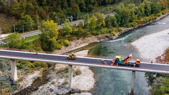 Galerija: Veliki radovi na mostu preko Save, ugrađeno 300 tona asfalta, a niče i novi kružni tok