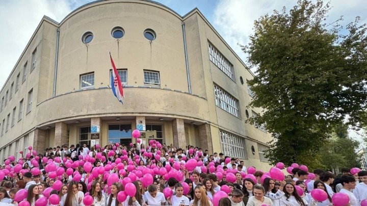 Nastavnici poslali poruku podrške kolegici koja se oporavlja od karcinoma: 'Uz želju da se čim prije vrati'