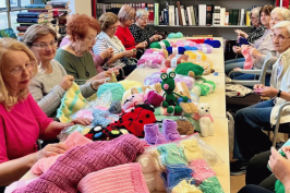 Foto dana: Umirovljenice pokazale kreativnost na radionici štrikanja