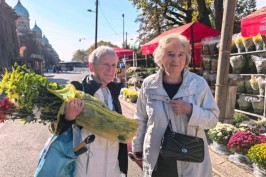 Umirovljenici u pripremama za Sve svete: 'Došle smo očistiti, a krizanteme su tradicija'