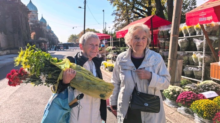 Umirovljenici u pripremama za Sve svete: 'Došle smo očistiti, a krizanteme su tradicija'